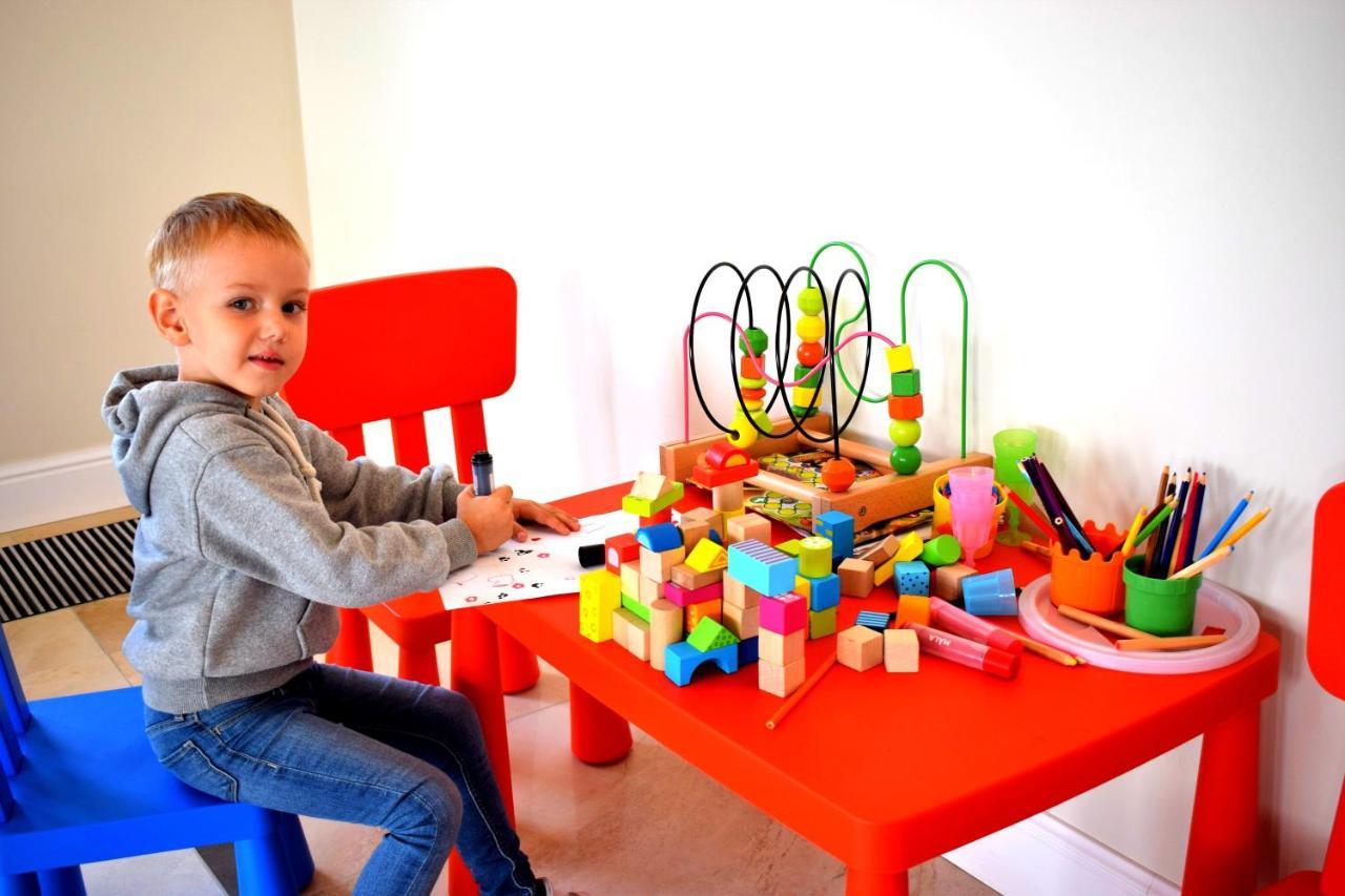 Boutique Odyseja & Spa Цехоцинек Экстерьер фото Child playing with toys