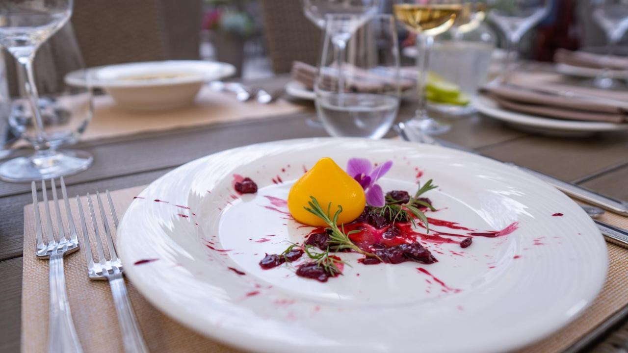 Boutique Odyseja & Spa Цехоцинек Экстерьер фото A plate of food