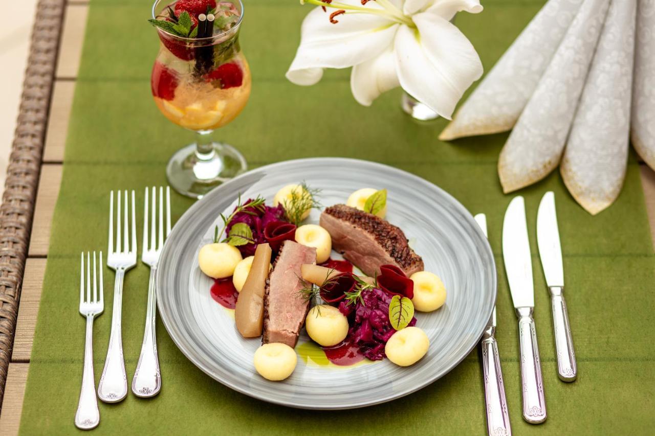 Boutique Odyseja & Spa Цехоцинек Экстерьер фото A duck confit salad