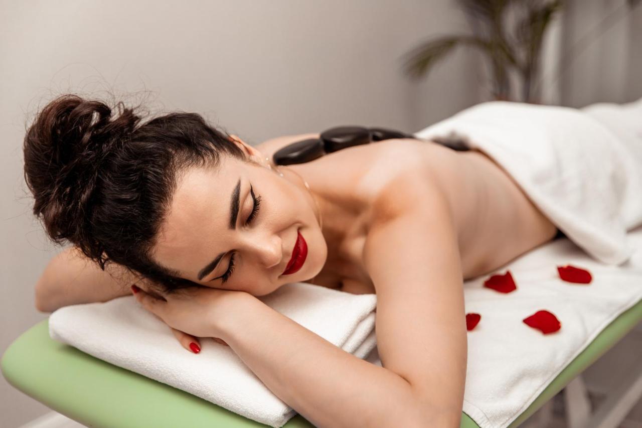 Boutique Odyseja & Spa Цехоцинек Экстерьер фото A woman receiving a hot stone massage