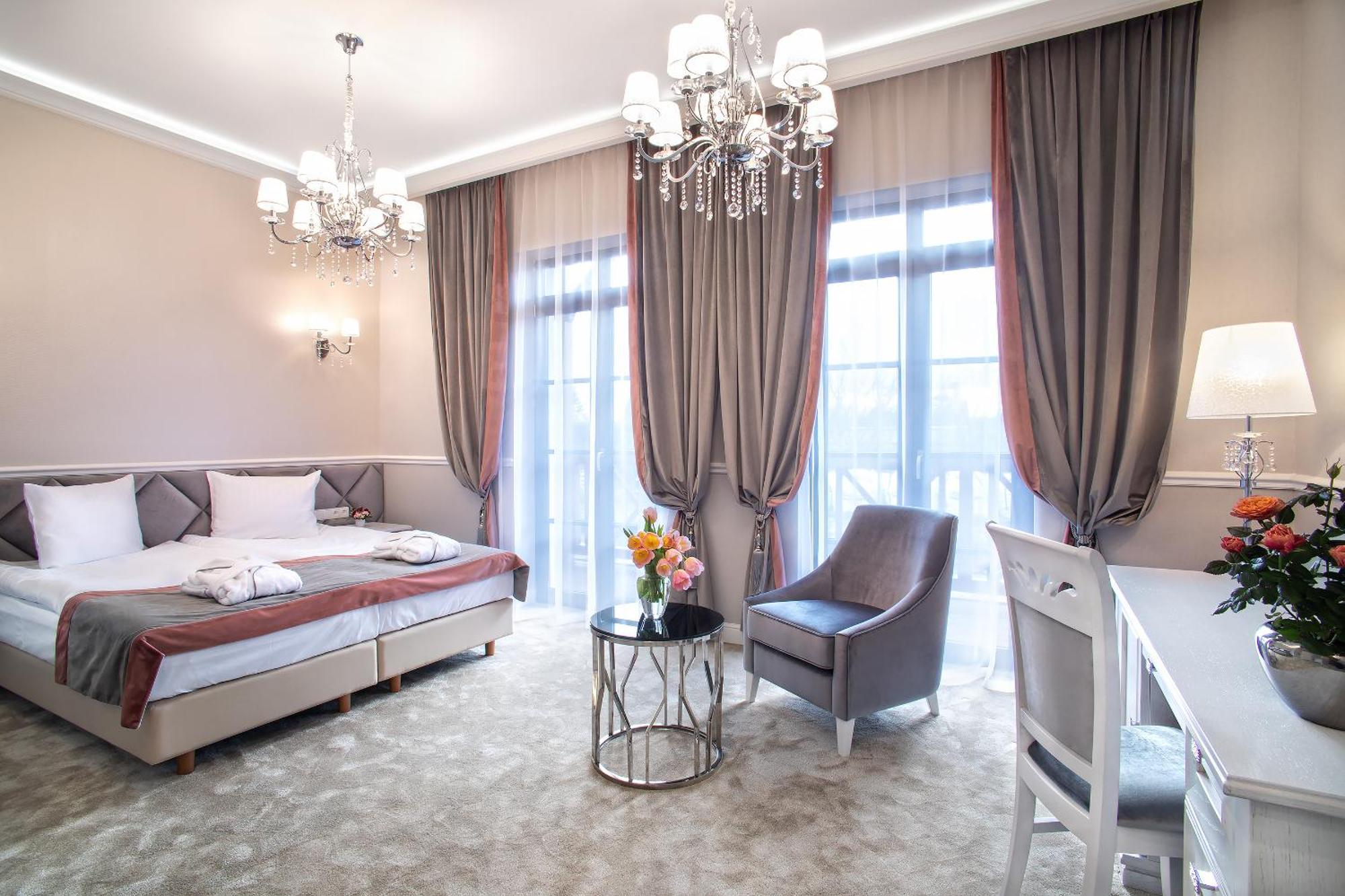 Boutique Odyseja & Spa Цехоцинек Экстерьер фото A room at the hotel