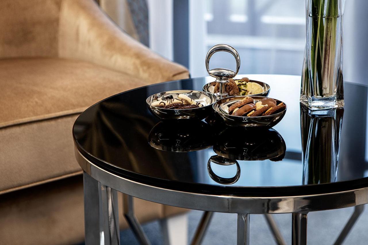 Boutique Odyseja & Spa Цехоцинек Экстерьер фото A table with a black glass top