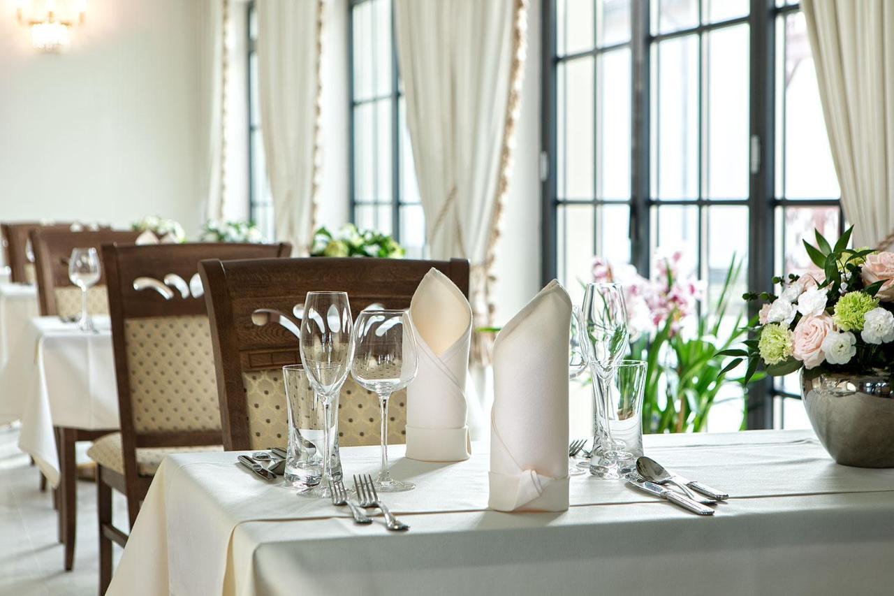Boutique Odyseja & Spa Цехоцинек Экстерьер фото A table set for fine dining