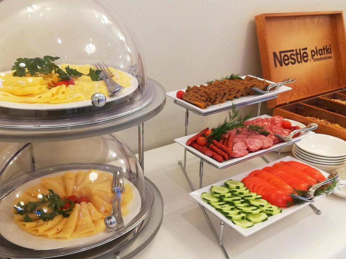 Boutique Odyseja & Spa Цехоцинек Экстерьер фото A buffet with a selection of food
